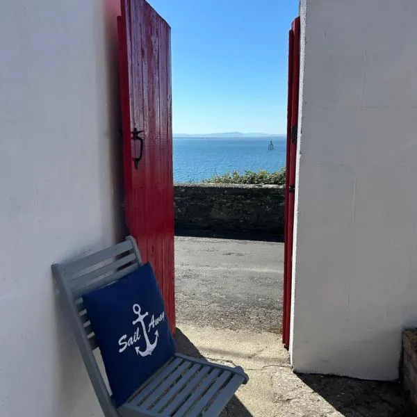 Lighthouse Keepers Cottage, hotel in Moville