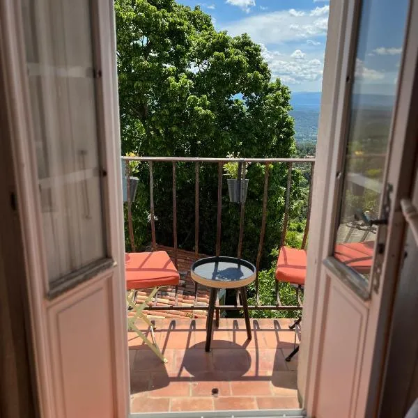 Au coeur du village avec petit balcon plein sud, hotel em Tourtour