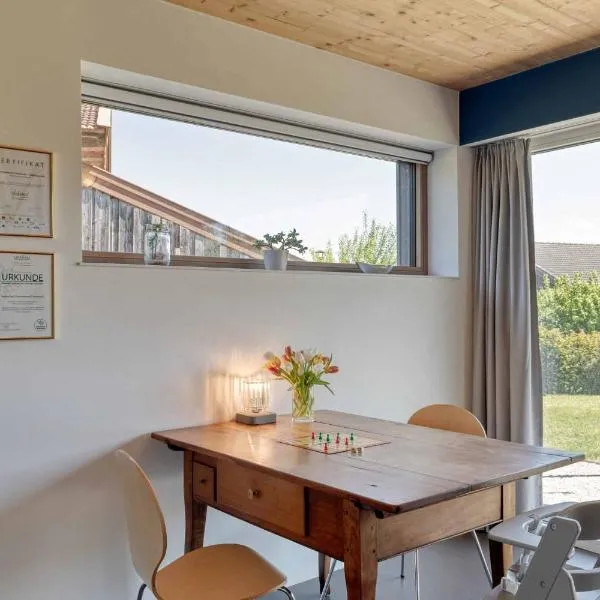 LIEBLINGSECK nachhaltige 5-Sterne Ferienwohnung - Direkt am Chiemsee, Hotel in Gstadt am Chiemsee
