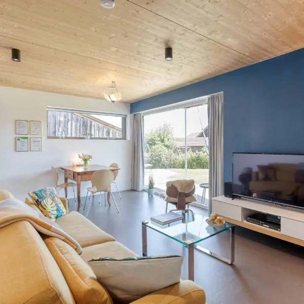 LIEBLINGSECK nachhaltige 5-Sterne Ferienwohnung - Direkt am Chiemsee, hotel in Gstadt am Chiemsee