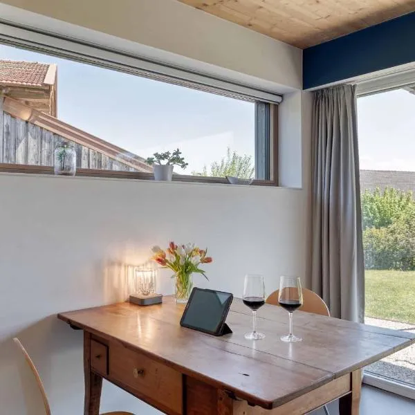 LIEBLINGSECK nachhaltige 5-Sterne Ferienwohnung - Direkt am Chiemsee, hotel v destinácii Gstadt am Chiemsee