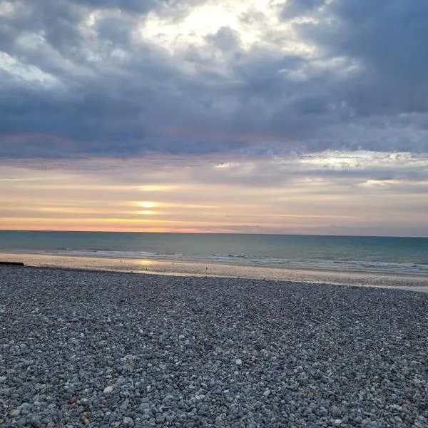 Garden-level studio, hotel in Hautot-sur-Mer