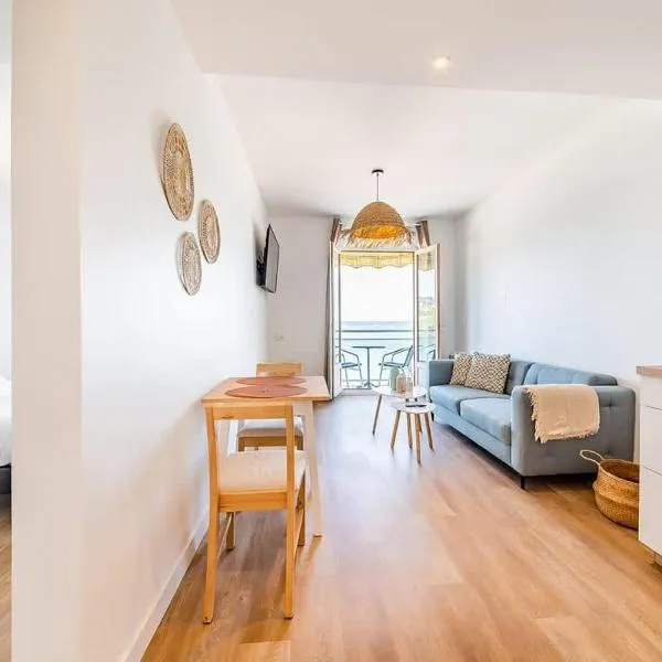 Les Pieds Dans L'Eau - Appartment 2 - Vue mer, hotel in Cancale