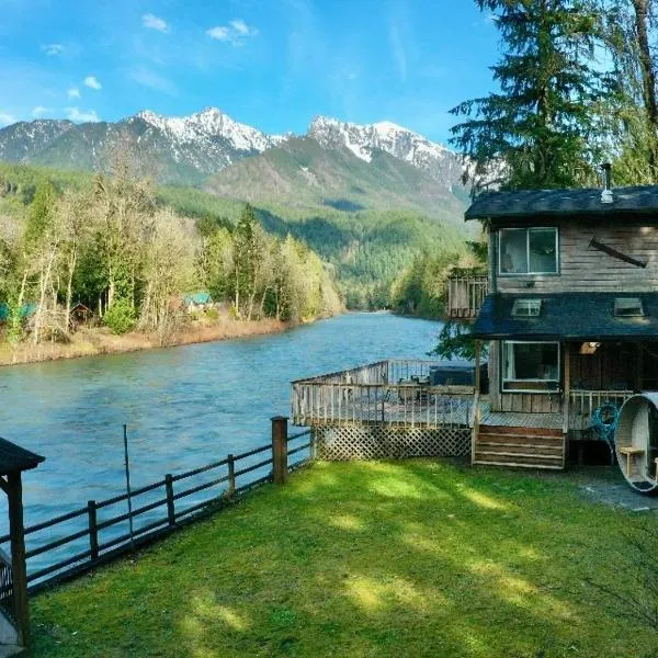 Riverfront Retreat Hot Tub Sauna Yard Gazebo and VIEWS, hotel v destinaci Gold Bar