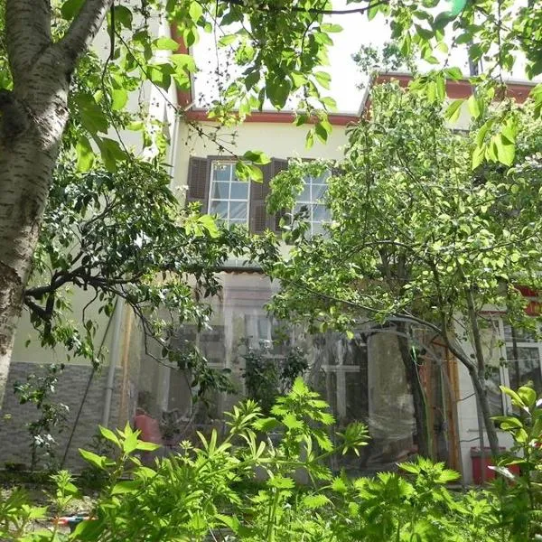 Lotus Garden Hostel Izmir, hotel v destinaci Izmir