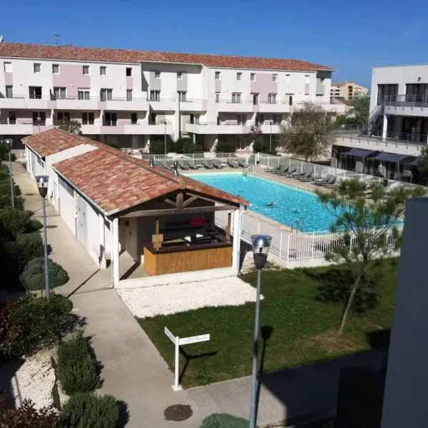 LE BLEU CAMARGUE - T3 EN DUPLEX CLASSÉ 3 ETOILES - CLIM - ARRIVÉE AUTONOME - Piscine privative à la résidence - Parking Gratuit - Wifi FIBRE - Animaux acceptés - Idéale Famille couple télétravail, hotel a Le Grau-du-Roi