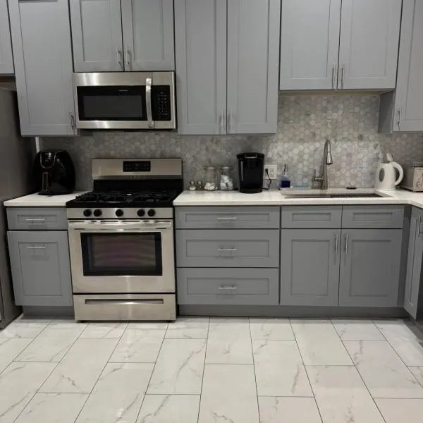 Adorable 2 bedroom with free street parking, hotel in Chicago