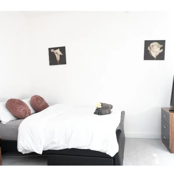 Spacious Pad - Close to Sports Village, Leigh Market, Mesnes Park - Parking - Wifi, hotel in Leigh