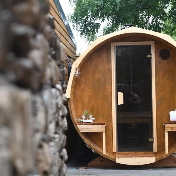 The Stall at CasaClarig - West Cork Cabin with Sauna, hotel v destinaci Béal an dá Chab