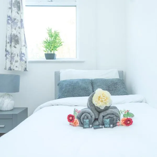 Spacious Pad - Close to Sports Village, Leigh Market, Mesnes Park - Parking - Wifi, hotel in Leigh