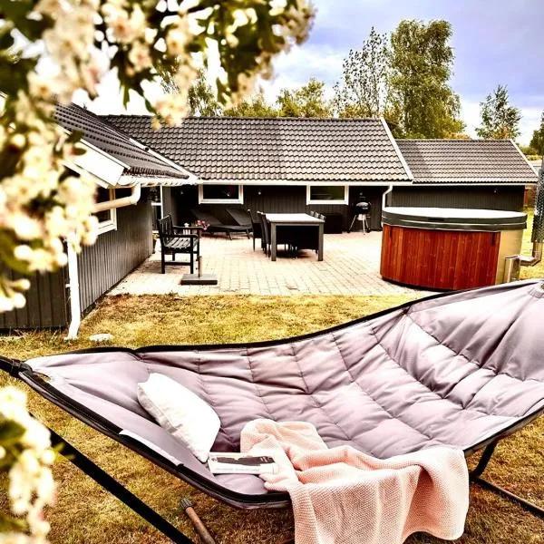 Cozy holiday home - spa, hot tub and play room - close to Marielyst square, hotel in Marielyst