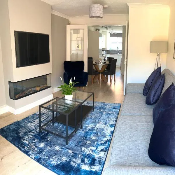 3 bedroom - 2 bathroom Townhouse in Corstorphine Near Murrayfield Stadium - Direct Bus To Edinburgh City Centre in 20 Minutes - Two Private Parking Spaces - Private Sunny Garden - Recently Refurbished, Hotel in Edinburgh