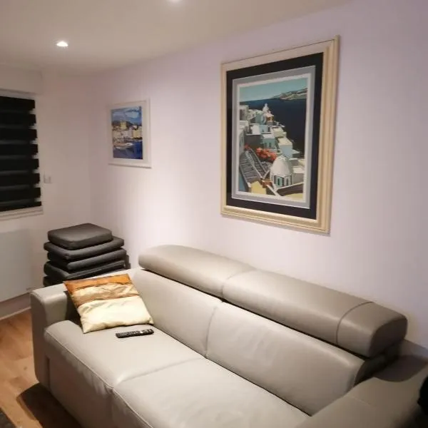 Charmante maison de vacances 45 minutes des plages, hotel in Bains-sur-Oust