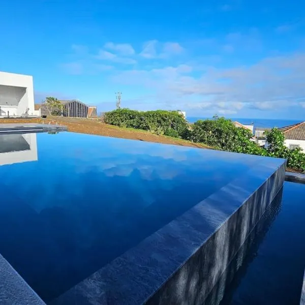 GuestReady - Seaview Villa with Private Pool, hotel v destinaci Bretanha
