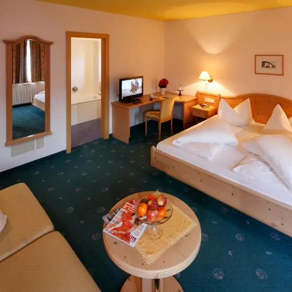 Hotel Am Reschensee, hotel v destinaci Resia