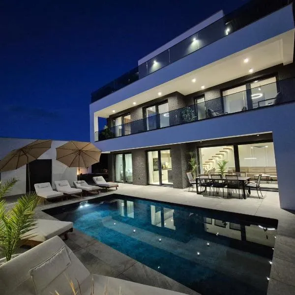Luxury Villa Vesper- Private Pool, Hot Tub, Rooftop terrace, Gym, hotel v destinaci Vodice
