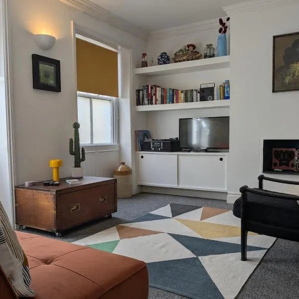 Eclectic Beach Basement, ξενοδοχείο στο Μπράιτον & Χόουβ