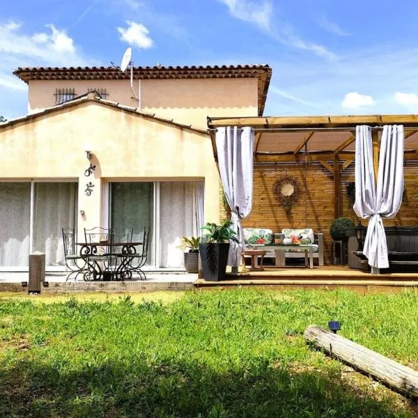 Charmant studio avec terrasse et jardin au cœur de la Provence 4 étoiles, hotel in Camps-la-Source