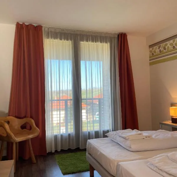Kisfaludy Kásté, hotel u gradu Dobronhegy