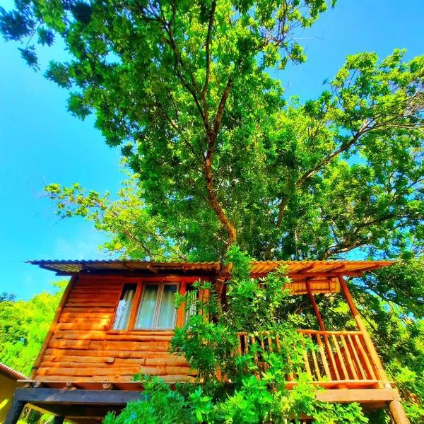 Tree House 4 Nature Lovers, hotel v Udawalawe