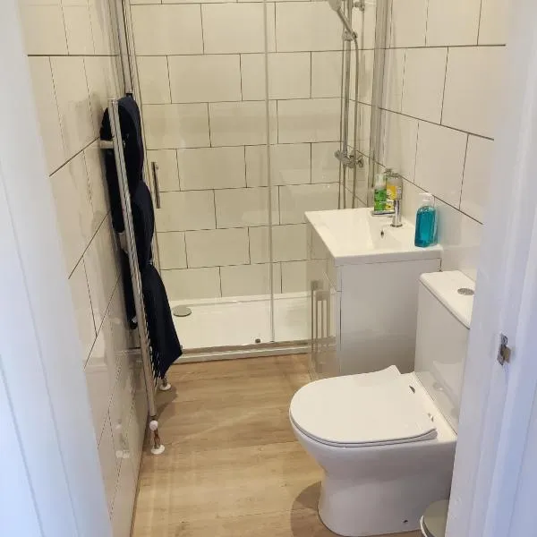 Self Check-in Micro Studio for max 2 guests in Central location RG4 with your own Kitchenette Bathroom Parking and Shared Garden, hotel in Reading