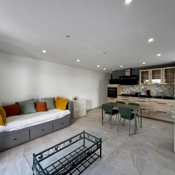 Superbe Appartement rénové à 150 mètres de la plage de Fréjus, хотел в Фрю