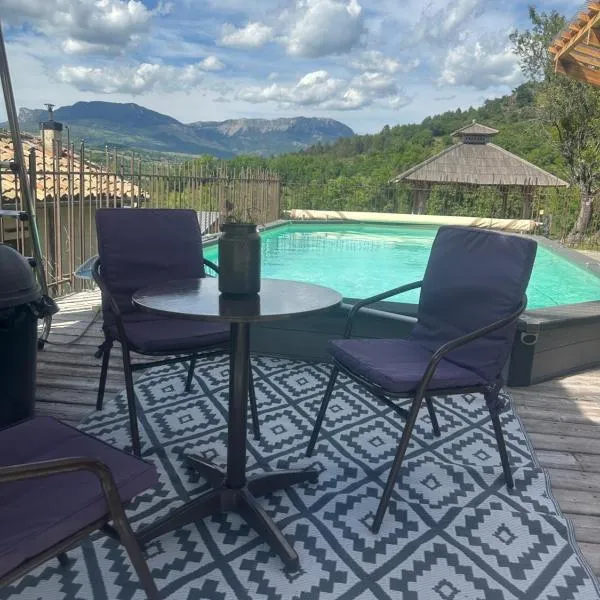 Appartement à la ferme, hotel in Thoard