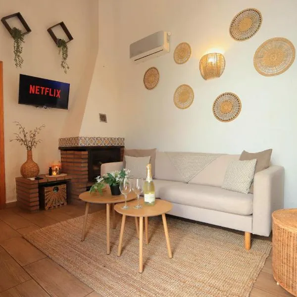 Authentic Spanish House with Terrace 10min Beach Walk, hotel a Marbella