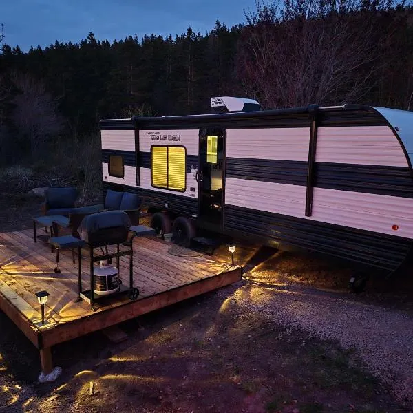 Moceanset Getaways - Luxurious, Ocean, Mountain And Sunset Views "Camping Experience" – hotel w mieście Dingwall