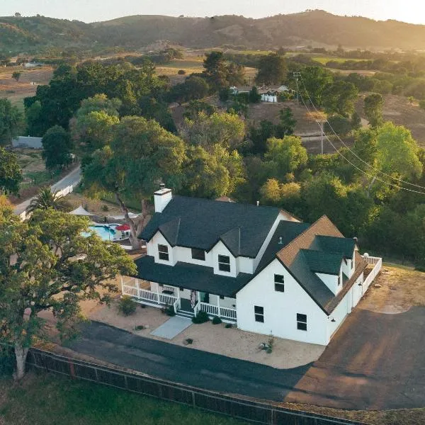 Wine Country Modern Farmhouse With Heated Pool, Hot Tub, Cybertruck, hotel in Paso Robles