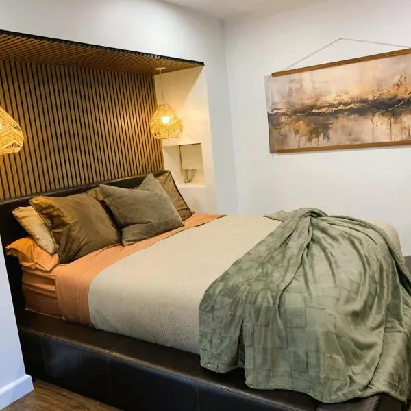 The Pool House Carrara, hotel in Gold Coast