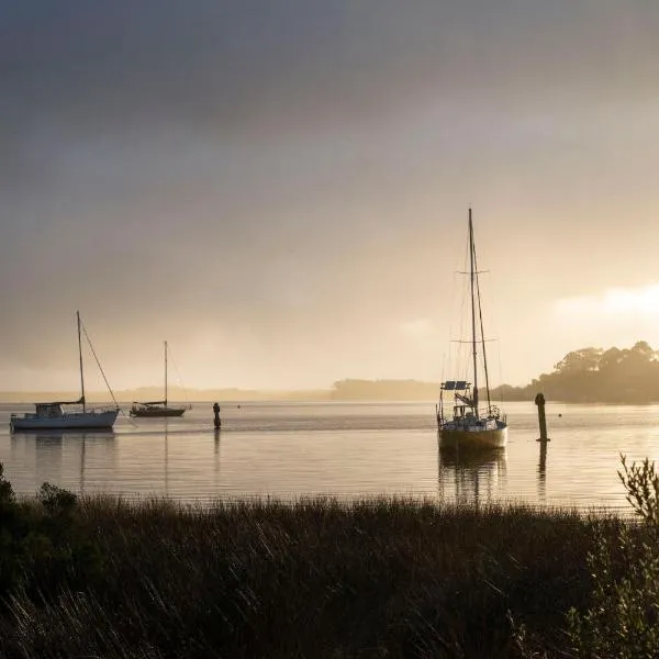 Risby Cove Boutique Hotel, hotel v destinaci Strahan