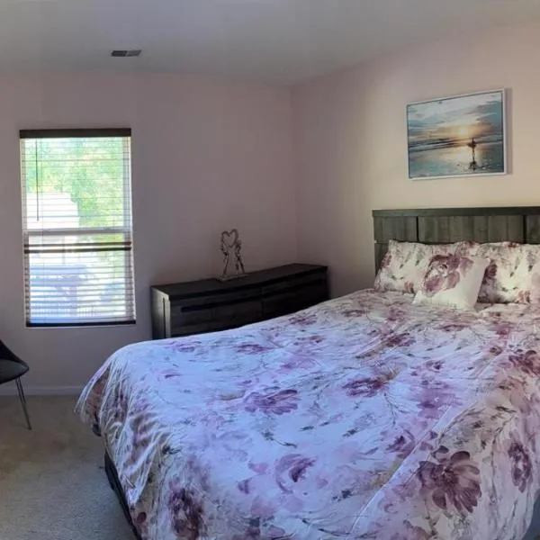 Private Bed and Bath in Charlotte, hotel v destinaci Charlotte