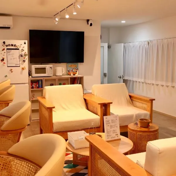 Cozey Retreat Waffle Women's Hostel Women Only, hotel di Osaka