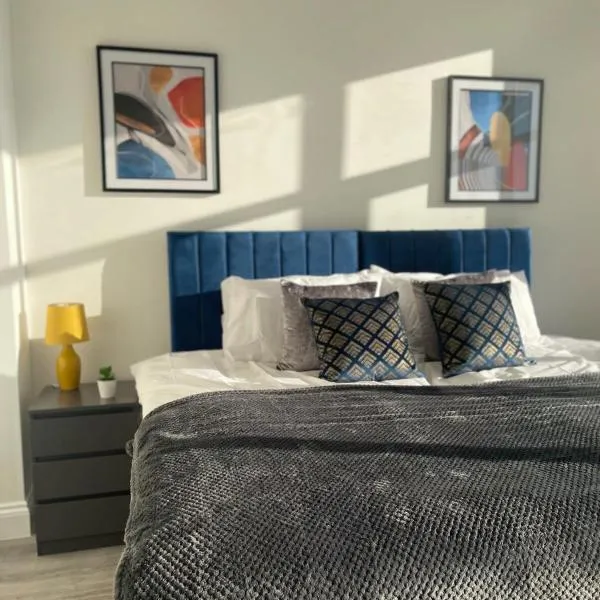 3 Bedroom Apartment - Flitwick - Contractor Friendly - Tourist Ready - Full Kitchen - WiFi - Smart TV - Sofa Bed - FREE Parking - Ideal for Short or Long Stays, hotel di Flitwick