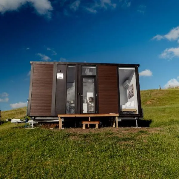 Mighty Tiny House 1 by Tiny Away, hotel in Ruawaro