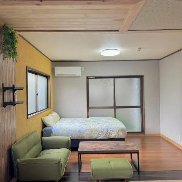 Cozy private apartment between Osaka and Kyoto, hotel in Hirakata