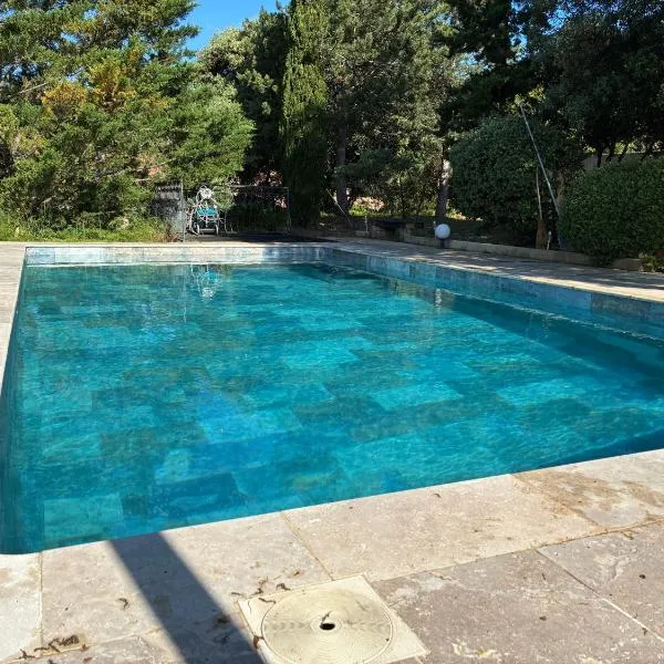 Gîte 2 chambres avec piscine, hotel v destinácii Sernhac
