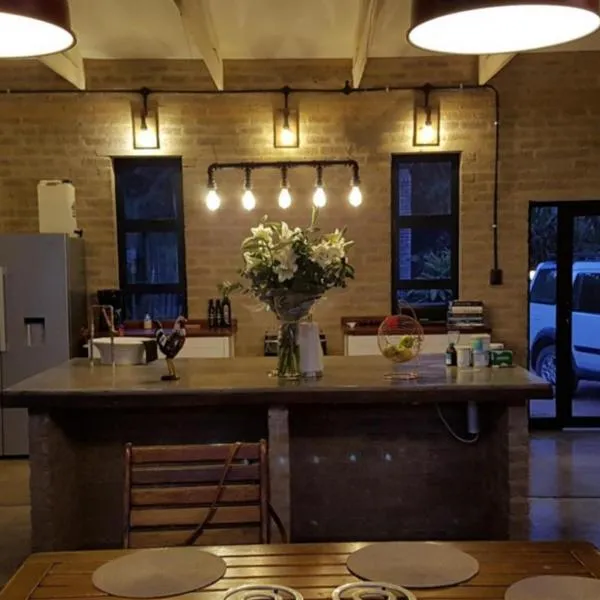 Lion's Guesthouse and The Buck&Lion Restaurant, hotel di Groblersdal