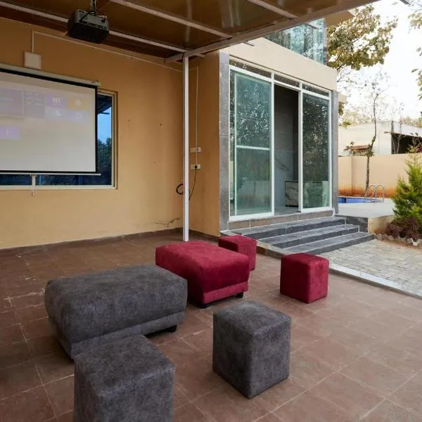 Villa Exotica by StayJade5bhkPoolACProjector, hotel in Denkanikota