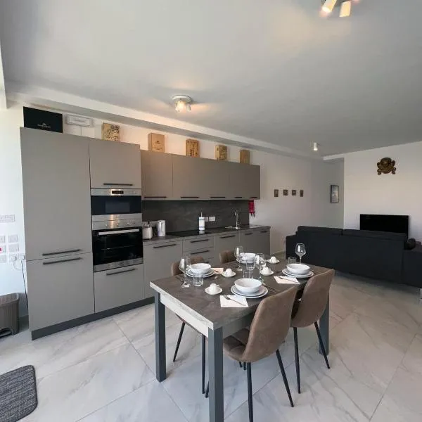 Bay Seafront Apartment, hotel in Marsaskala