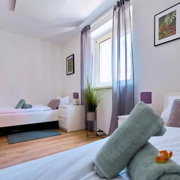 Praktisch&Zentral für Gruppen und Firmen-3 Schlafzimmer- 6 Personen-Parkplatz-Balkon-Stadtmitte-schnelles WLAN, hotel a Neu-Ulm