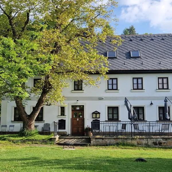 Penzion a restaurant Sportturia – hotel w mieście Polesí
