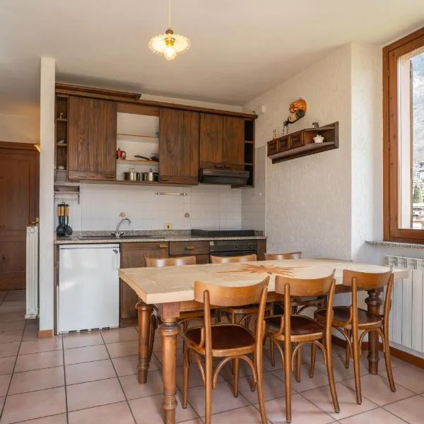 Mountain lodging with fireplace and mountain view, hotel in Barzio