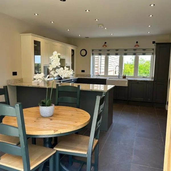 Fallow View - Luxury Countryside Cottage, hotel v destinaci Coughton