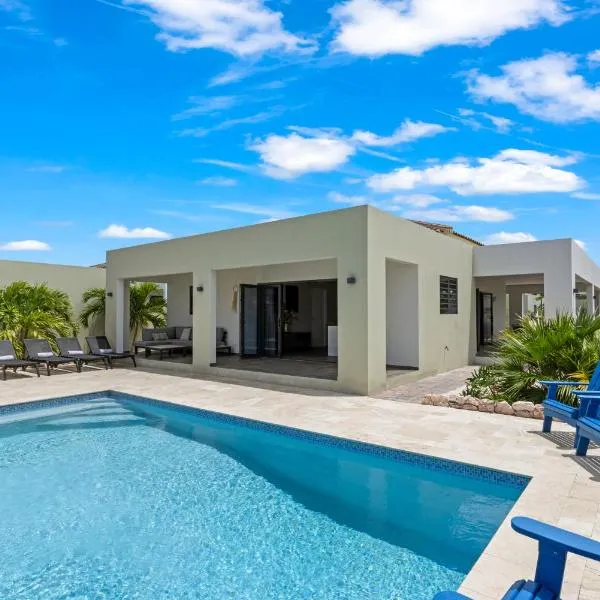 Villa Jasmijn met privezwembad, Mambo Beach, hotel in Willemstad