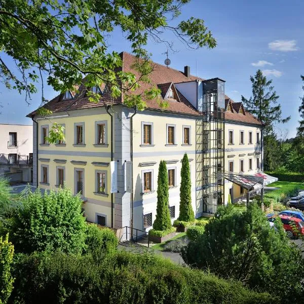Maxmilian Lifestyle Resort, hotel v Loučeni