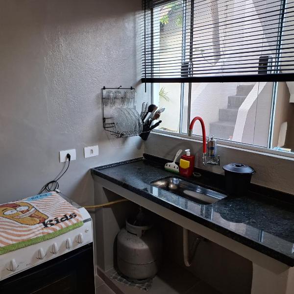 Kitnet Completa perto da Praia e do Centro, Roupas de Cama e Banho - Foto 3
