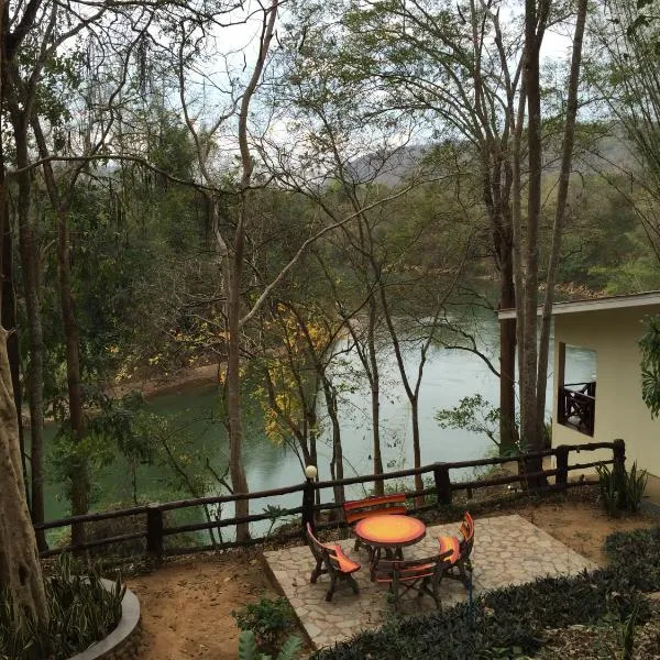 Saiyok River House, hotelli kohteessa Ban Ai Hit