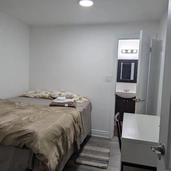 Basement two Queen beds and one single with two full washrooms by YKF airport, hotel a Kitchener